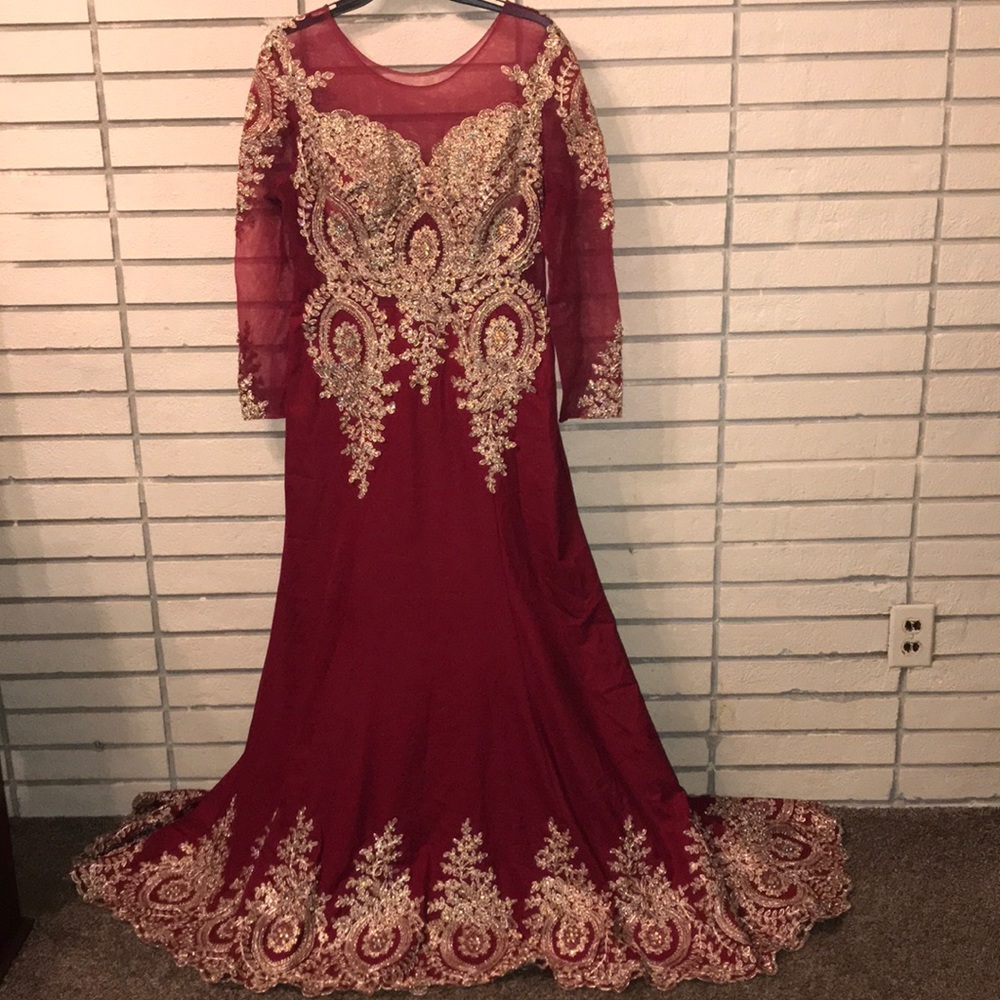 LongSleeved Mermaid Dress w/ Long tail(Maroon)